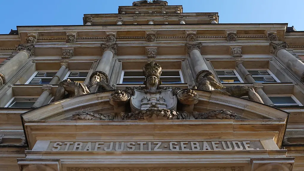 Das-Landgericht-Hamburg-hat-einen-25-Jahre-alten-Mann-zu-vier-Jahren-Gefaengnis-verurteilt-weil-er-in-der-Moenckebergstrasse-auf-einen-am-Boden-liegenden-Mann-eingetreten-hat
