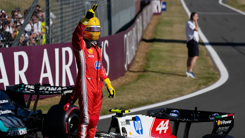 Der-britische-Ferrari-Pilot-Lewis-Hamilton-jubelt-nachdem-er-sich-in-Silverstone-England-die-Pole-Position-fuer-das-Sprintrennen-beim-Grossen-Preis-von-Grossbritannien-der-Formel-1-gesichert-hat