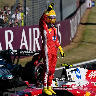 Der-britische-Ferrari-Pilot-Lewis-Hamilton-jubelt-nachdem-er-sich-in-Silverstone-England-die-Pole-Position-fuer-das-Sprintrennen-beim-Grossen-Preis-von-Grossbritannien-der-Formel-1-gesichert-hat