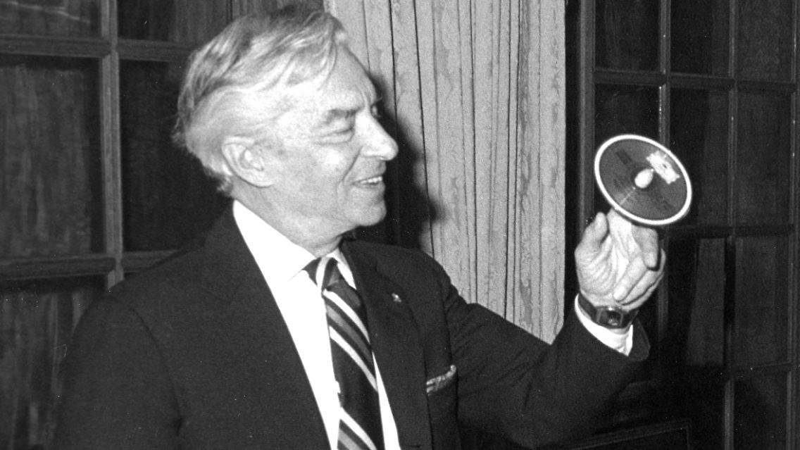 Star-Dirigent Herbert von Karajan stellt im Juni 1982 eine der ersten CDs vor.