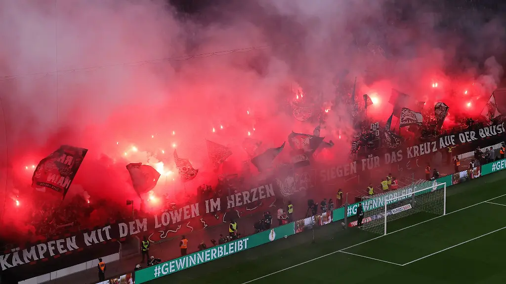 Auch-im-Pokalspiel-gegen-Bayern-Muenchen-zuendeten-Fans-von-Bayer-Leverkusen-Pyrotechnik