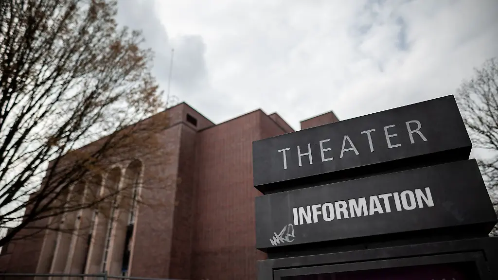 Das-Gemeinschaftstheater-Krefeld-und-Moenchengladbach-soll-ab-der-Spielzeit-28-29-vom-bisherigen-Schauspieldirektor-Christoph-Roos-geleitet-werden-Der-designierte-Generalintendant-versprach-dem-Publikum-nach-seiner-Wahl-weiterhin-lebendiges-und-aufregendes-Theater