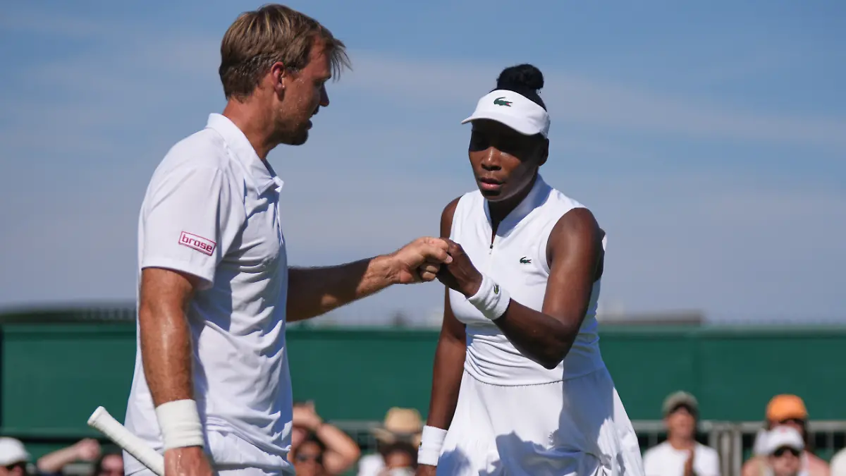 Tennis-Mixed-Doppel-1-Runde-Glasspool-England-Mihalikova-Slowakei-Krawietz-Deutschland-Williams-USA-Venus-Williams-aus-den-Vereinigten-Staaten-gibt-ihrem-Partner-Kevin-Krawietz-aus-Deutschland-einen-Faustgruss