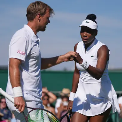 Tennis-Mixed-Doppel-1-Runde-Glasspool-England-Mihalikova-Slowakei-Krawietz-Deutschland-Williams-USA-Venus-Williams-aus-den-Vereinigten-Staaten-gibt-ihrem-Partner-Kevin-Krawietz-aus-Deutschland-einen-Faustgruss