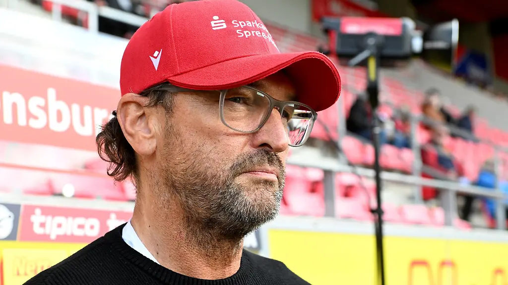 Trainer-Claus-Dieter-Wollitz-musste-mit-Energie-Cottbus-erstmals-in-der-Vorbereitung-einen-Punktverlust-hinnehmen