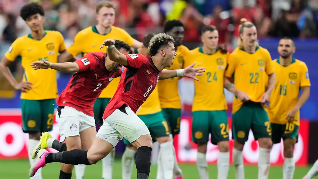 Fussball-Maenner-WM-2026-Australien-Aegypten-Finalrunde-Sechzehntelfinale-Dallas-Stadion-in-Arlington-Die-aegyptischen-Spieler-Emam-Ashour-8-und-Trezeguet-feiern-den-Sieg-im-Elfmeterschiessen-gegen-Australien