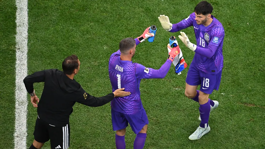 Fussball-Maenner-WM-2026-Australien-Aegypten-Finalrunde-Sechzehntelfinale-Dallas-Stadion-in-Arlington-Der-australische-Torhueter-Mathew-Ryan-M-wird-in-der-Verlaengerung-kurz-vor-dem-Elfmeterschiessen-fuer-Torhueter-Patrick-Beach-r-eingewechselt