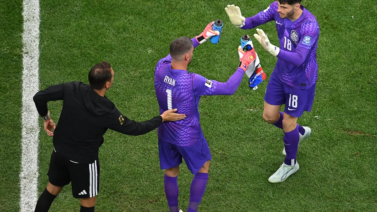 Fussball-Maenner-WM-2026-Australien-Aegypten-Finalrunde-Sechzehntelfinale-Dallas-Stadion-in-Arlington-Der-australische-Torhueter-Mathew-Ryan-M-wird-in-der-Verlaengerung-kurz-vor-dem-Elfmeterschiessen-fuer-Torhueter-Patrick-Beach-r-eingewechselt