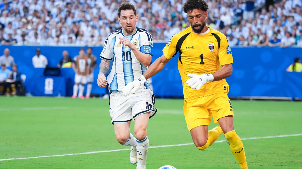 July-3-2026-Miami-Gardens-Florida-United-States-Vozinha-of-Cape-Verde-R-runs-with-the-ball-under-pressure-from-Lionel-Messi-of-Argentina-L-during-a-FIFA-Menas-World-Cup-2026-round-of-32-football-match-between-Argentina-and-Cape-Verde-at-Miami-Stadium-in-Miami-Gardens-July-03-2026-Credit-Image-Alexandra-Fechete-Sport-Press-Photo-via-ZUMA-Press