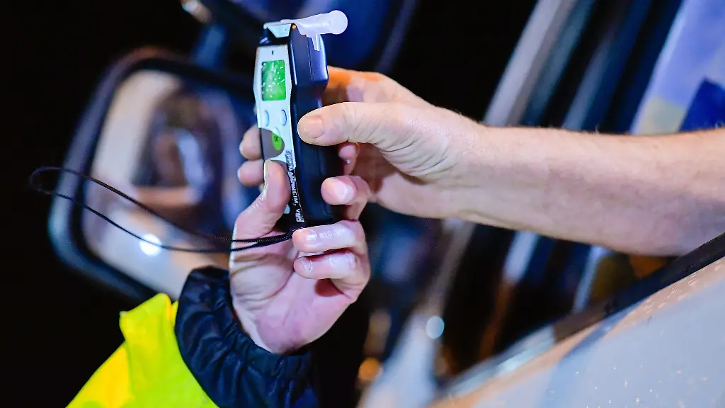 Mehr-als-zwei-Promille-zeigte-der-Alkoholtest-des-Fahrers-an