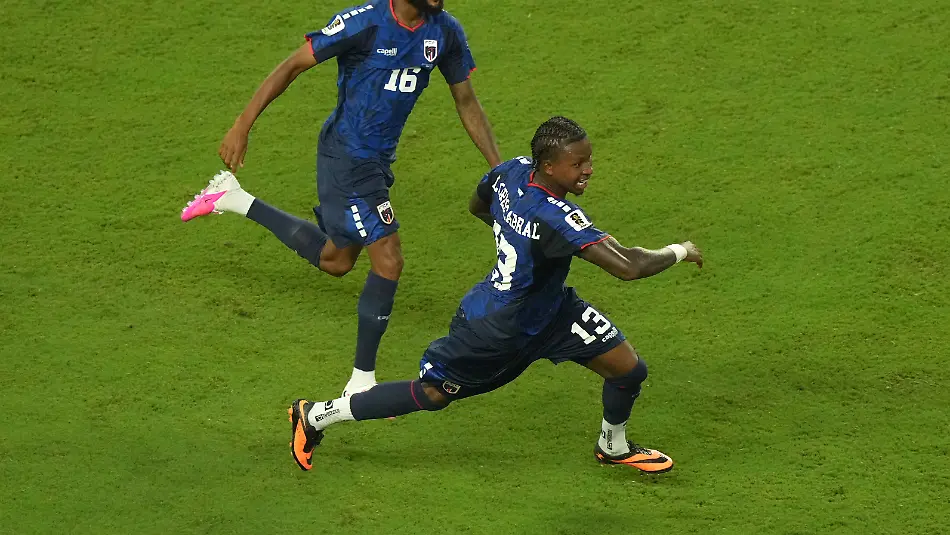 Fussball-Maenner-WM-2026-Argentinien-Kap-Verde-Finalrunde-Sechzehntelfinale-Miami-Gardens-Sidny-Lopes-Cabral-r-aus-Kap-Verde-feiert-sein-Tor-zum-2-2-mit-Yannick-Semedo