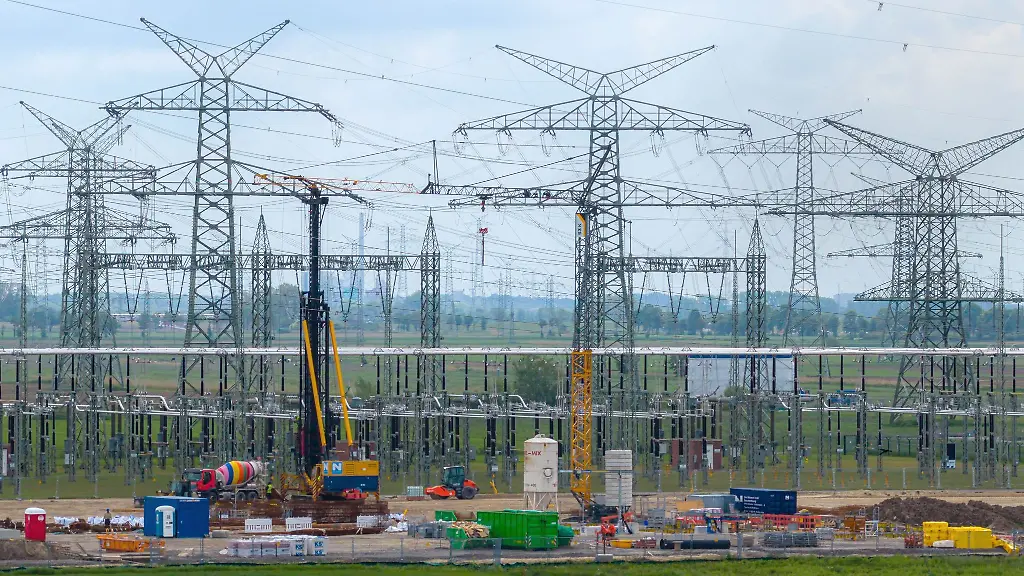 Nach-Einschaetzung-des-Wirtschaftsministeriums-kommt-wegen-des-steigenden-Strombedarfs-dem-Ausbau-der-Uebertragungsnetze-eine-zentrale-Rolle-zu