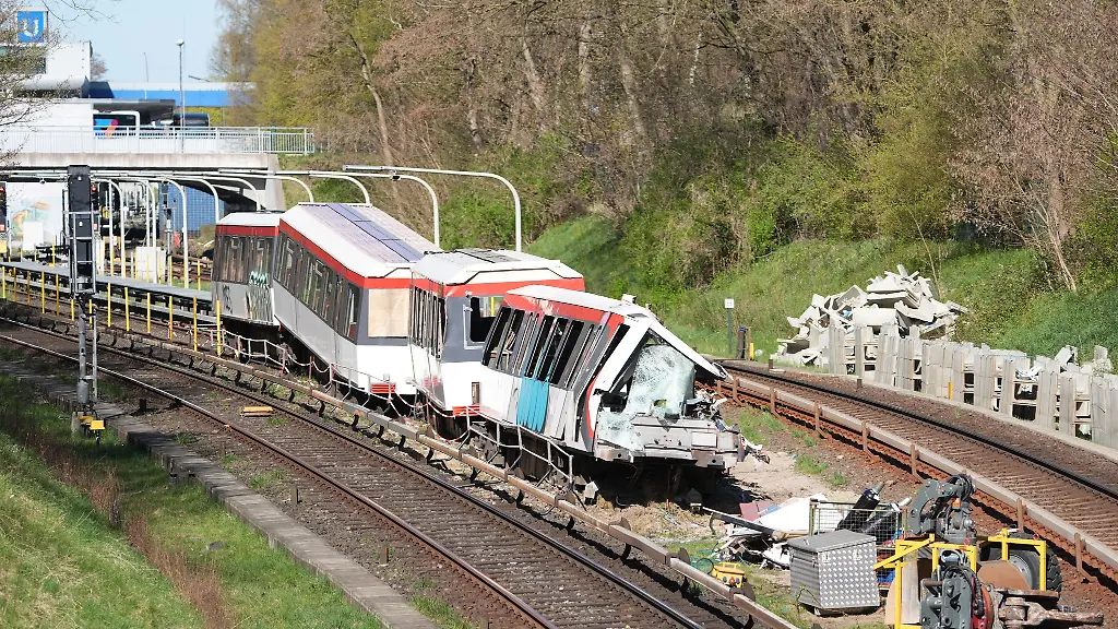 Nach-einem-Rangierunfall-einer-U-Bahn-in-Hamburg-am-Anfang-des-Jahres-sollen-am-Wochenende-zwei-der-betroffenen-Fahrzeuge-abtransportiert-werden