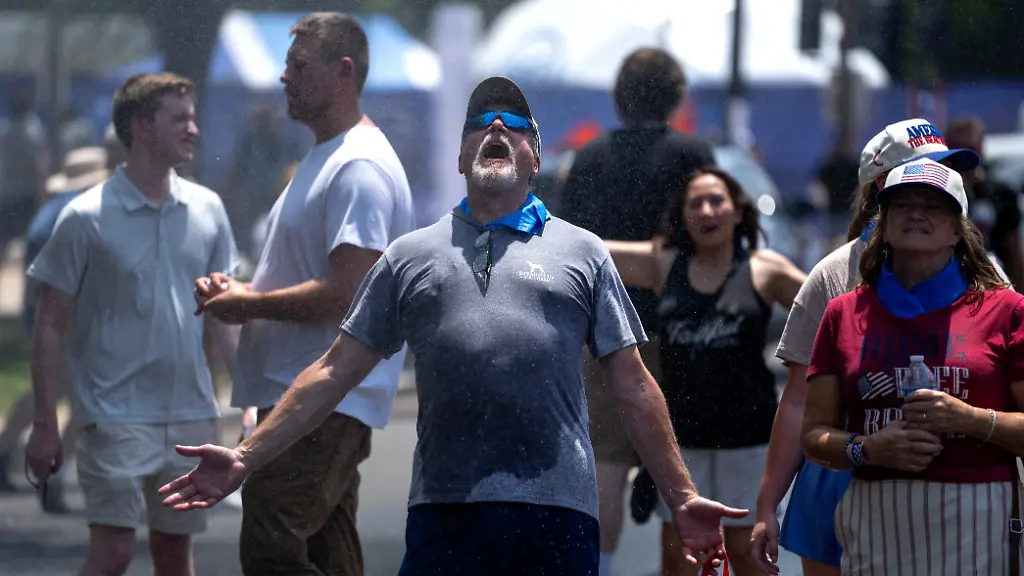 Attendees-cool-off-in-a-misting-station-outside-the-Great-American-State-Fair-after-the-event-was-closed-for-the-afternoon-due-to-extreme-heat-on-the-National-Mall-Friday-July-3-2026-in-Washington