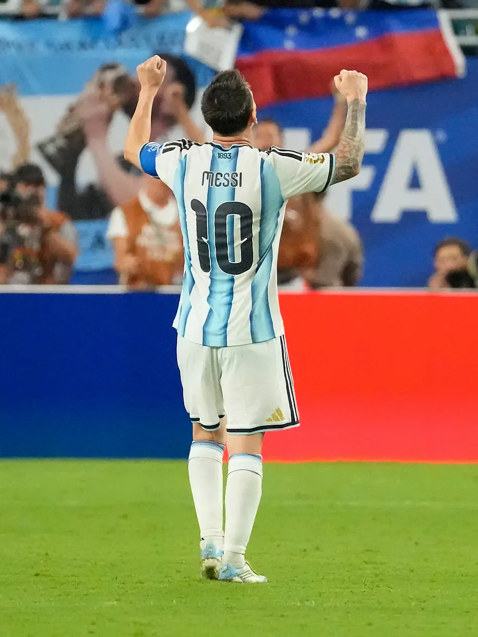 Fussball-Maenner-WM-2026-Argentinien-Kap-Verde-Finalrunde-Sechzehntelfinale-Miami-Gardens-Sidny-Lopes-Cabral-r-aus-Kap-Verde-und-Lionel-Messi-l-aus-Argentinien-zeigen-ihre-Reaktionen-nach-dem-WM-Spiel