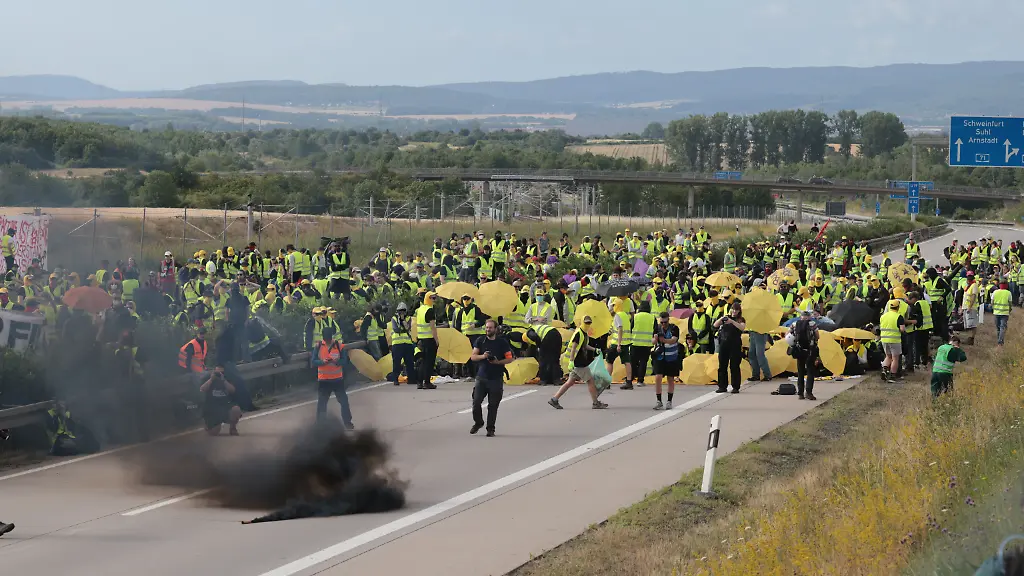 04-07-2026-Thueringen-Erfurt-Demonstranten-zuenden-Pyrotechnik-und-blockieren-die-Autobahn-A71-noerdlich-des-Erfurter-Kreuzes-bei-Molsdorf-um-Delegierten-den-Zugang-zum-AfD-Bundesparteitag-zu-erschweren-Der-Bundesparteitag-der-AfD-findet-am-4-und-5-Juli-in-der-Messe-Erfurt-statt