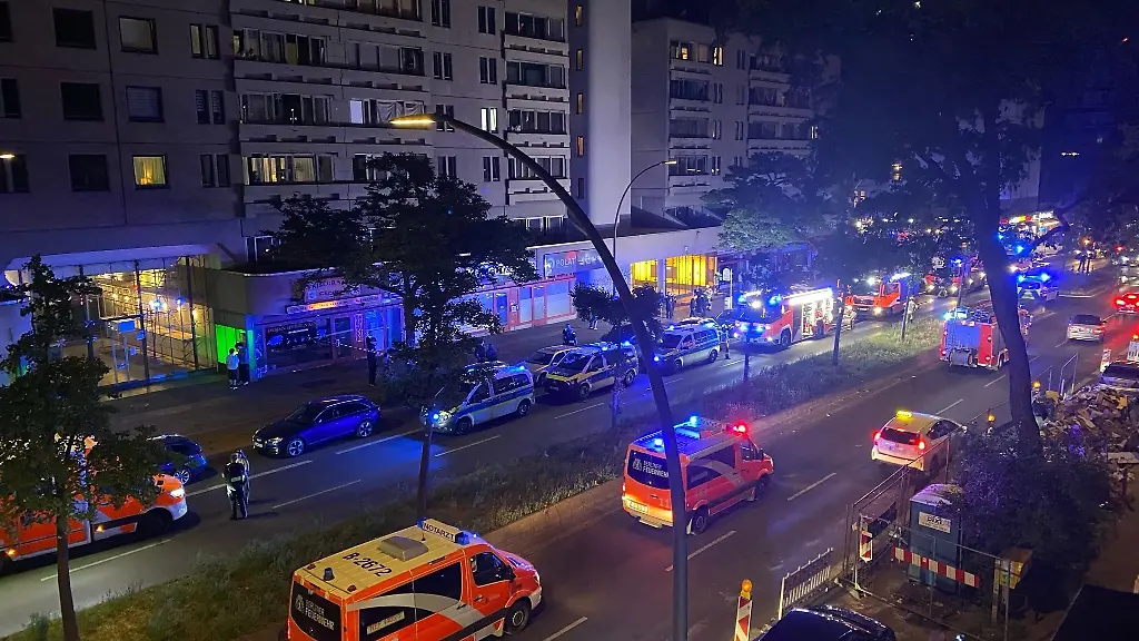 Einsatzkraefte-von-Polizei-und-Feuerwehr-sind-nach-einer-Verpuffung-durch-einen-Gasgrill-in-Berlin-Schoeneberg-im-Einsatz