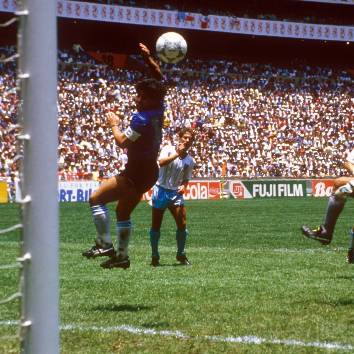 Die-Hand-Gottes-Diego-Armando-Maradona-Argentinien-schreibt-mit-seinem-eigentlich-irregulaeren-Treffer-gegen-Torwart-Peter-Shilton-England-Weltmeisterschaftsgeschichte