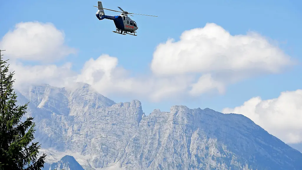 Drei-Hubschrauber-helfen-bei-der-Suche