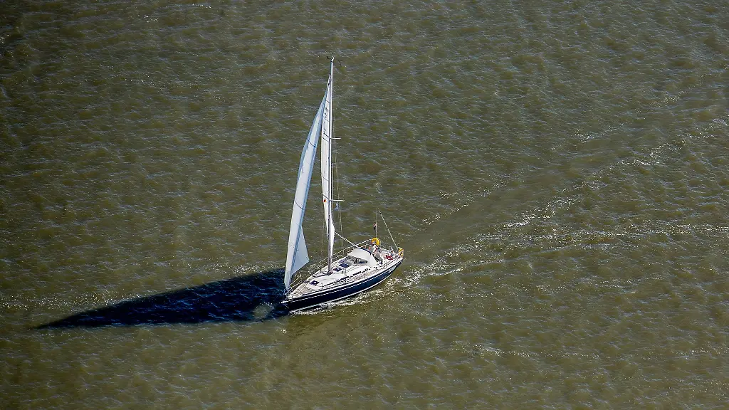 Ein-Segelboot-lief-am-Nordstrand-der-Insel-Norderney-auf-Grund