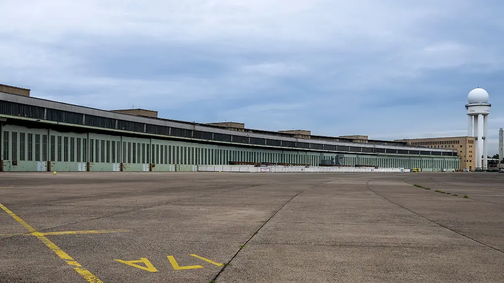 Fuer-das-alte-Flughafengebaeude-Tempelhof-soll-es-bis-2027-ein-Ideen-Konzept-geben