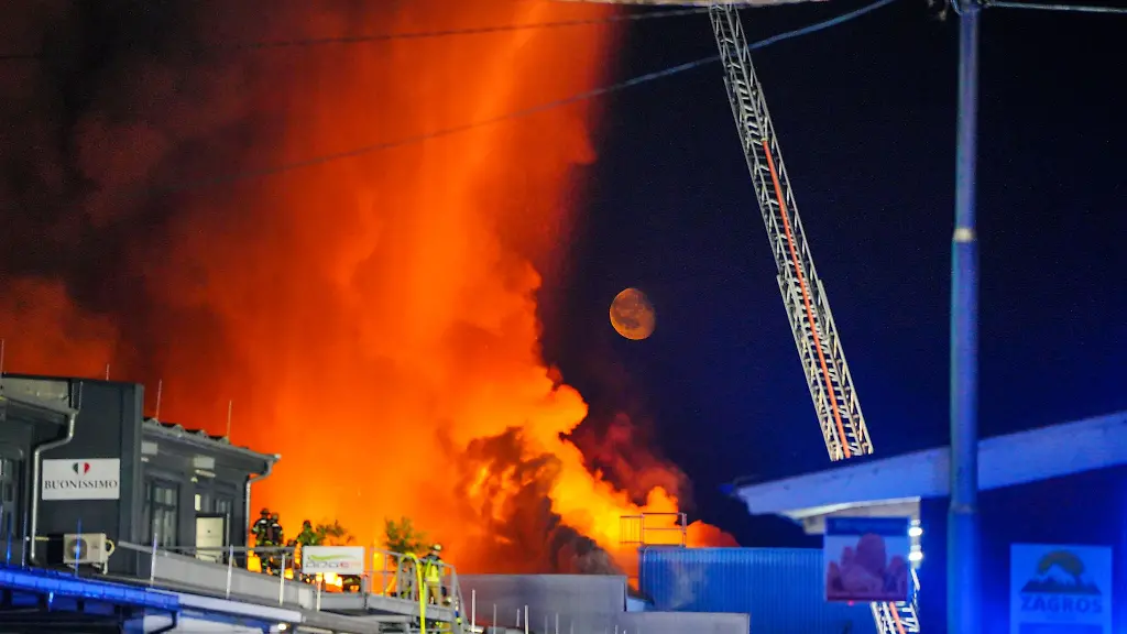 Am-Morgen-loderten-die-Flammen-noch-ueber-dem-Stuttgarter-Grossmarkt