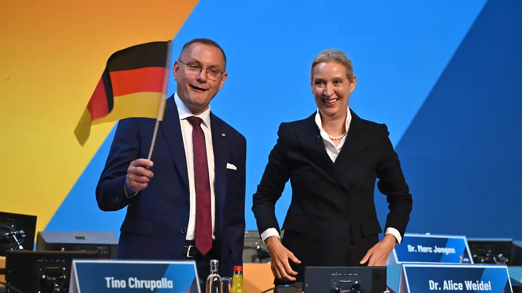 Alice-Weidel-Bundesvorsitzende-und-Fraktionsvorsitzende-der-AfD-und-Tino-Chrupalla-Vorsitzender-der-AfD-Bundestagsfraktion-nehmen-am-Bundesparteitag-der-AfD-teil-Bei-dem-Treffen-soll-die-Fuehrungsspitze-der-Partei-neu-gewaehlt-werden-Der-Bundesparteitag-der-AfD-findet-am-4-und-5-Juli-findet-in-der-Messe-Erfurt-statt