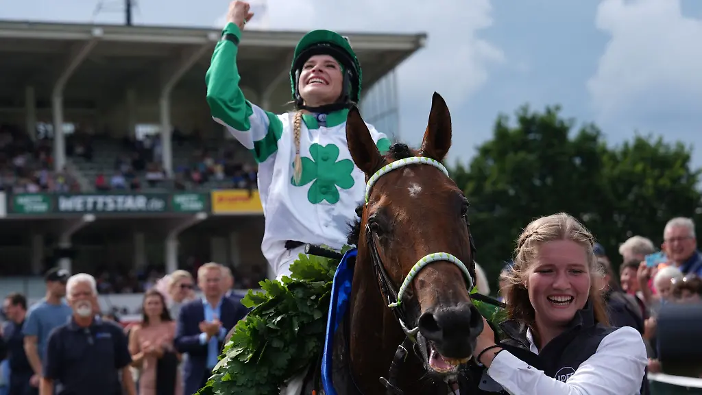 Im-vergangenen-Jahr-noch-Derby-Sieger-mit-Jockette-Nina-Baltromei-beim-Hansa-Preis-in-diesem-Jahr-nur-Vierter-der-Hengst-Hochkoenig
