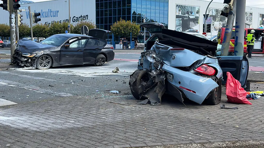 Die-beiden-Autos-kamen-ins-Schleudern-und-landeten-jeweils-vor-einem-Ampelmast