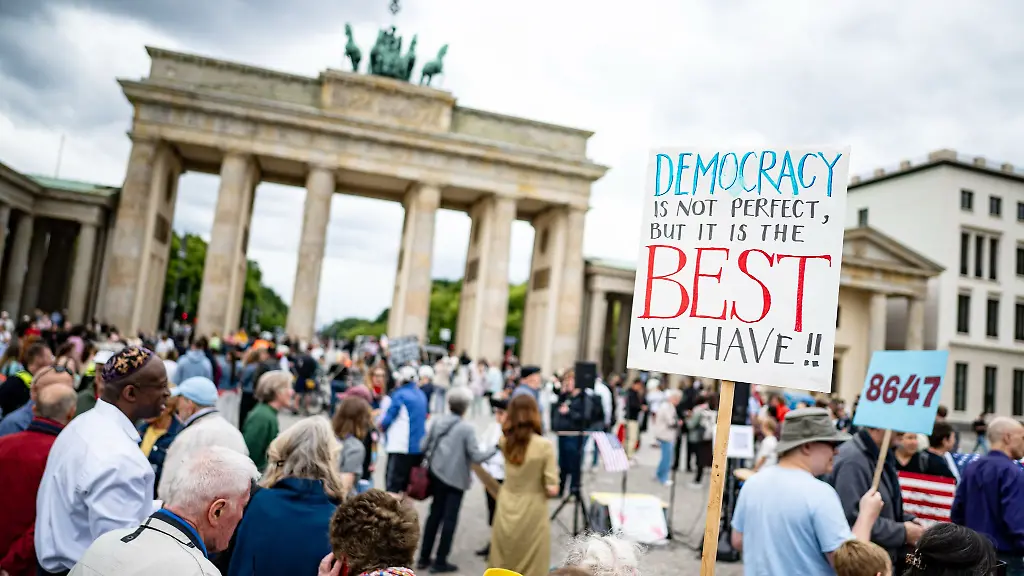 Kundgebung-der-Democrats-Abroad-vor-dem-Brandenburger-Tor-in-Berlin