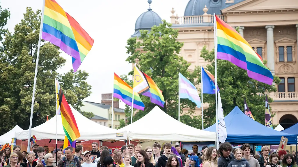 Zahlreiche-Menschen-haben-beim-20-CSD-in-Schwerin-ein-Zeichen-fuer-die-Rechte-von-queeren-Menschen-unter-dem-Motto-Vielfalt-braucht-Demokratie-gesetzt