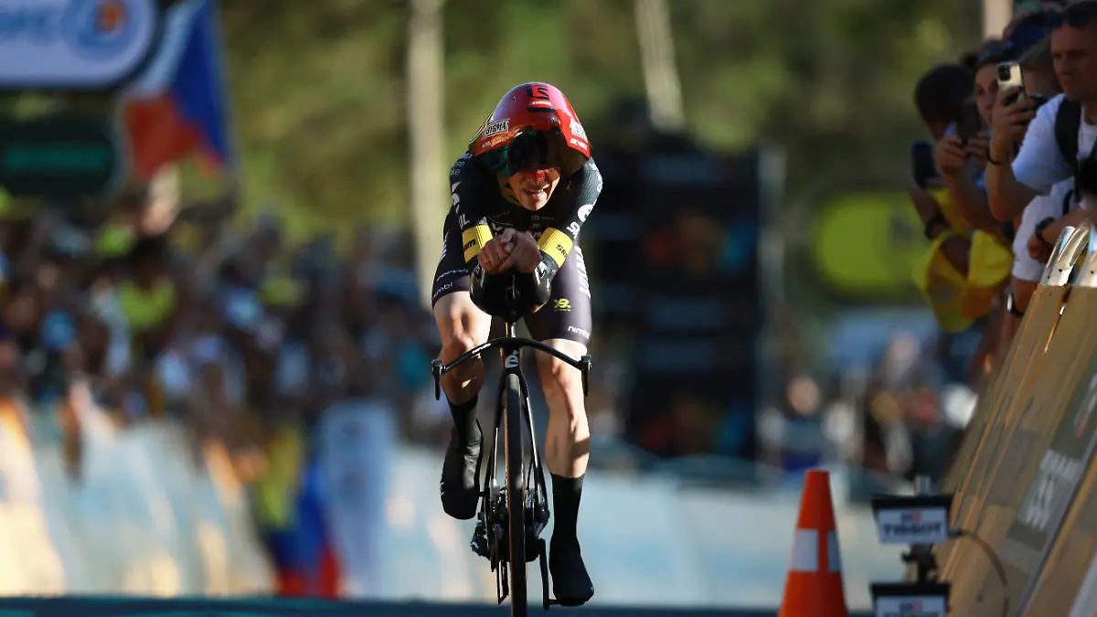 Cycling-Tour-de-France-Stage-1-Barcelona-to-Barcelona-Barcelona-Spain-July-4-2026-Team-Visma-Lease-a-Bike-s-Jonas-Vingegaard-in-action-during-stage-1-REUTERS-Stephanie-Lecocq