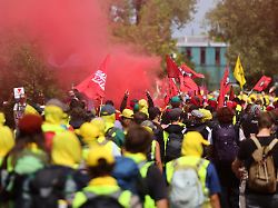 "Mit Flaschen angegriffen": Reporterteam bei Protesten gegen AfD-Parteitag attackiert
