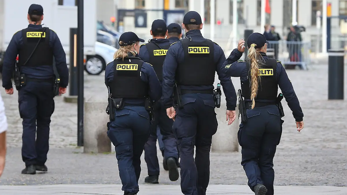 Kopenhagen-Daenemark-Schloss-Christiansborg-Informeller-EU-Gipfel-Polizisten-sichern-den-Tagungsort-ab