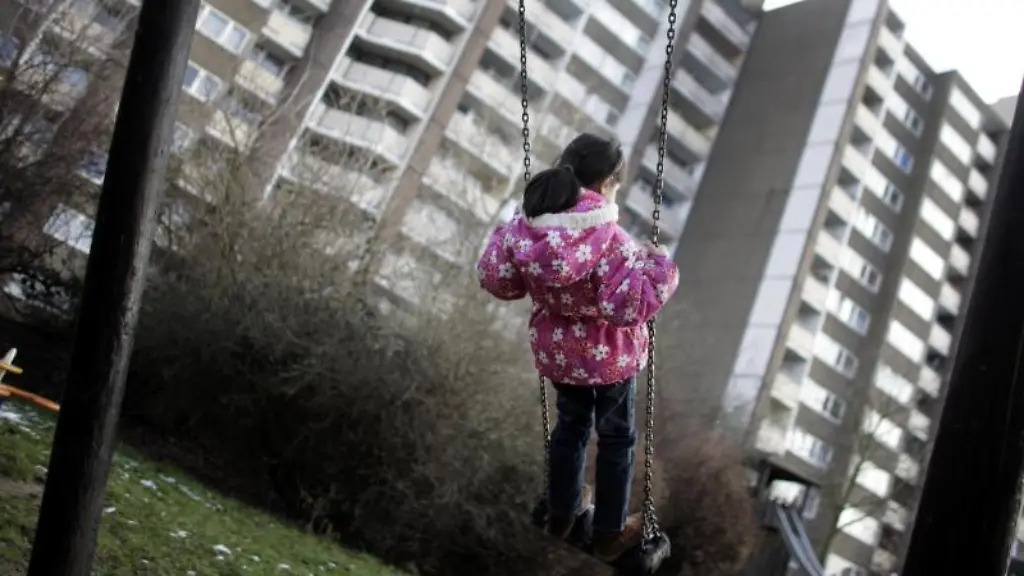 Ein-Kind-schaukelt-vor-einem-Hochhaus-in-Meschenich-bei-Koeln