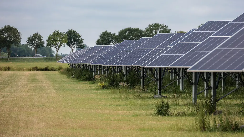 Zahlreiche-Landwirte-in-Niedersachsen-produzieren-Sonnenstrom