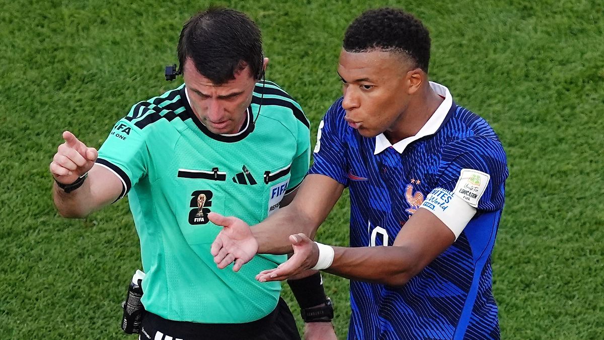 Auch der VAR blamiert sich: Diese peinliche Schiedsrichter-Leistung zerstört den Fußball