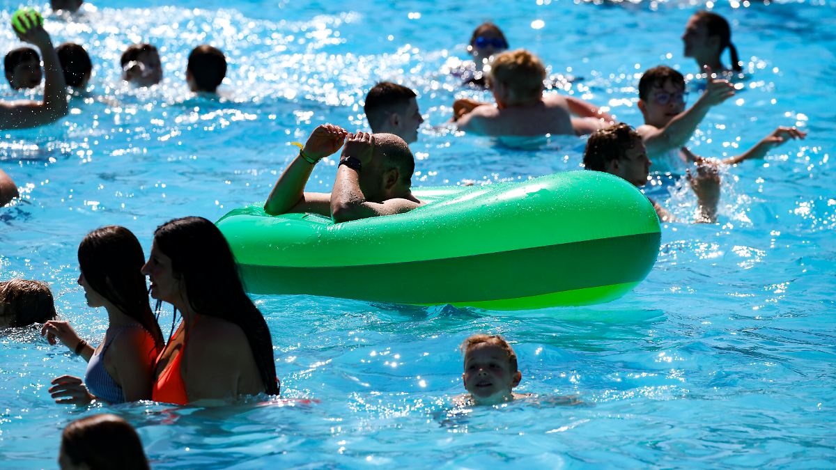 Gefahr im Schwimmbad: Bäder warnen vor gefährlicher Handy-Ablenkung von Eltern