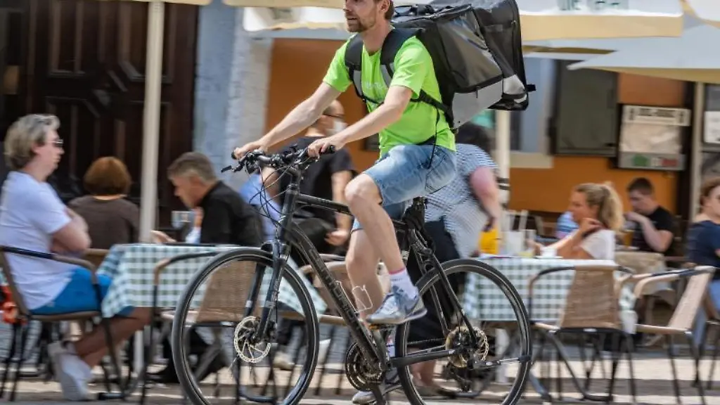 Benedikt-liefert-mit-seinem-Fahrrad-Mensa-Essen-aus
