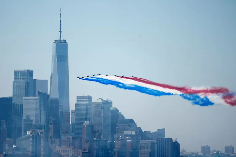 Die-Kunstflugstaffel-der-franzoesischen-Luftwaffe-die-Patrouille-de-France-fliegt-am-4-Juli-2026-in-New-York-im-Rahmen-der-International-Aerial-Review-ueber-die-Stadt