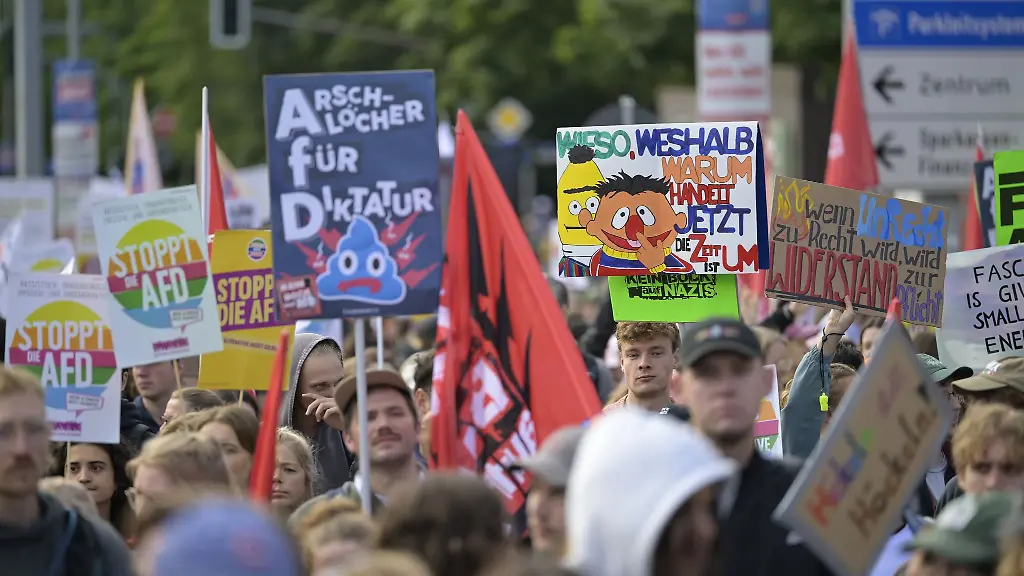Zehntausende-Menschen-demonstrieren-gegen-den-AfD-Bundesparteitag-in-Erfurt