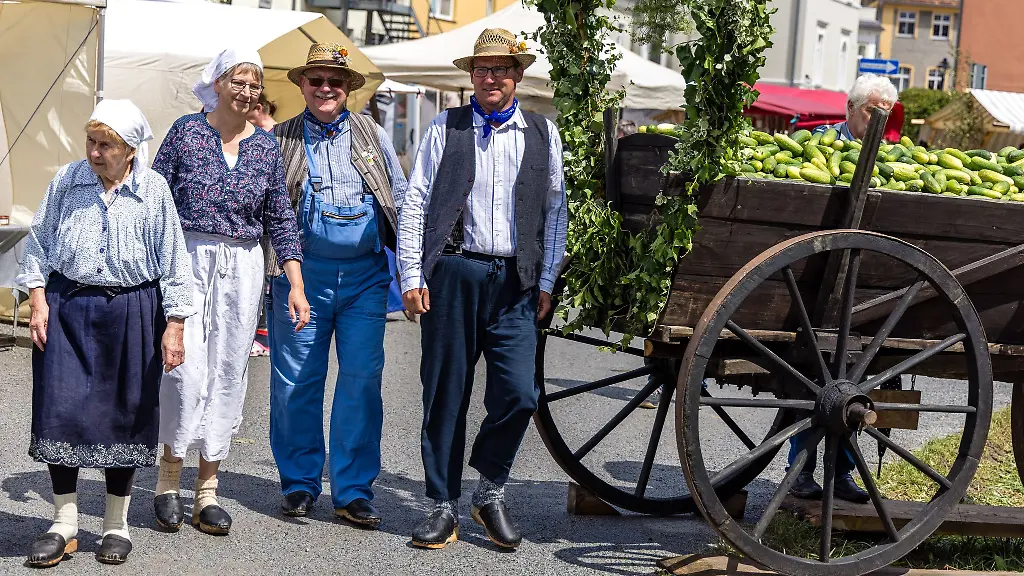 Auf-dem-Fest-waren-auch-Menschen-in-Trachten-unterwegs