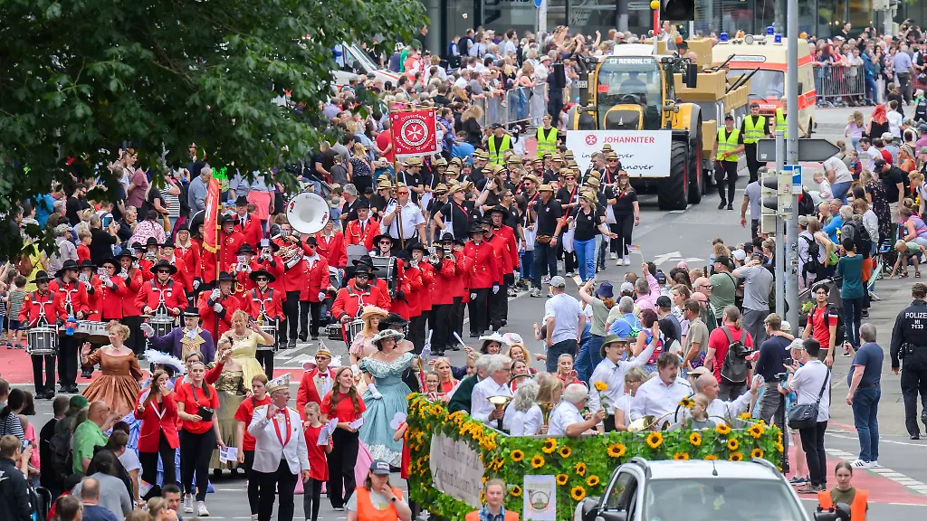 Vor-rund-150-000-Zuschauern-zog-der-Schuetzenausmarsch-durch-Hannover