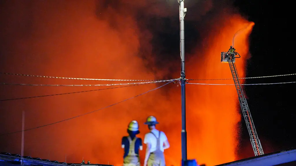 Womoeglich-ist-die-Feuerwehr-noch-bis-zum-Wochenstart-im-Einsatz