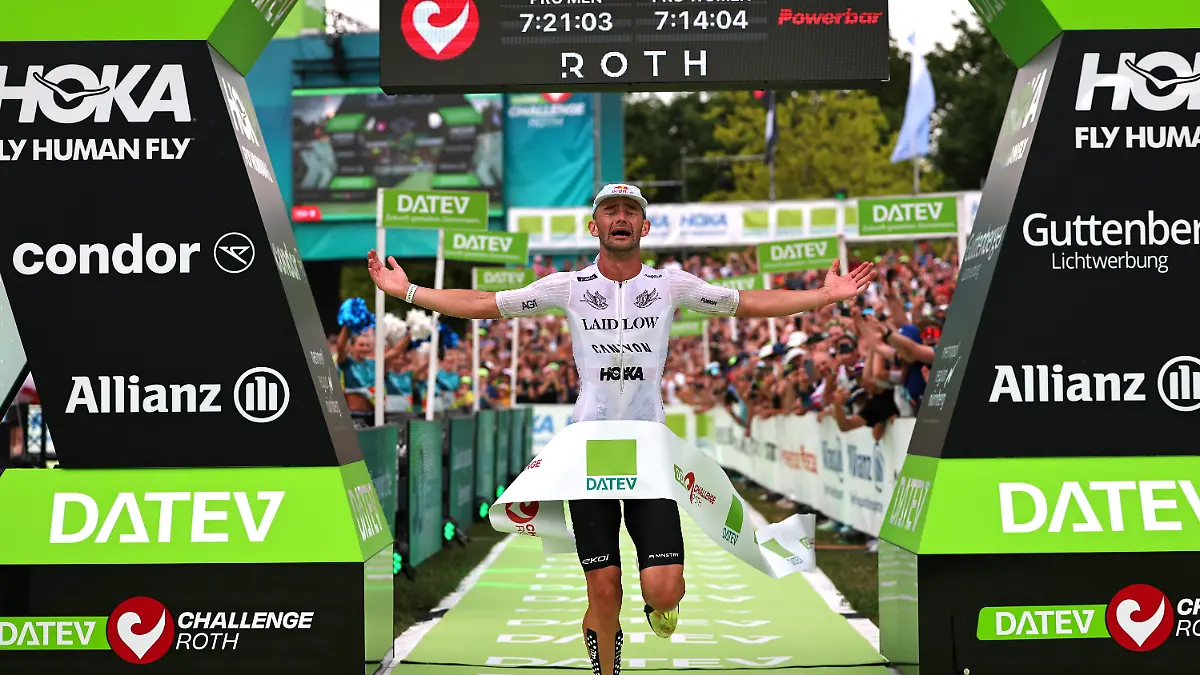 Triathlon-Challenge-Roth-3-8-km-Schwimmen-180-km-Radfahren-und-42-2-km-Laufen-Triathlon-Challenge-Roth-3-8-km-Schwimmen-180-km-Radfahren-und-42-2-km-Laufen-Der-franzoesische-Triathlet-Sam-Laidlow-laeuft-als-Erster-ins-Ziel-ein