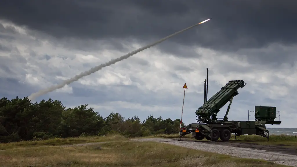 September-16-2025-Ustka-Pomeranian-Poland-A-rocket-launched-from-a-HIMARS-launcher-against-the-backdrop-of-a-Patriot-missile-battery-flies-toward-its-target-during-the-A-a-AIron-Defender-25A-a-A-exercises-in-Ustka-The-live-fire-drills-are-designed-to-test-the-interoperability-and-defensive-capabilities-of-the-Polish-Armed-Forces