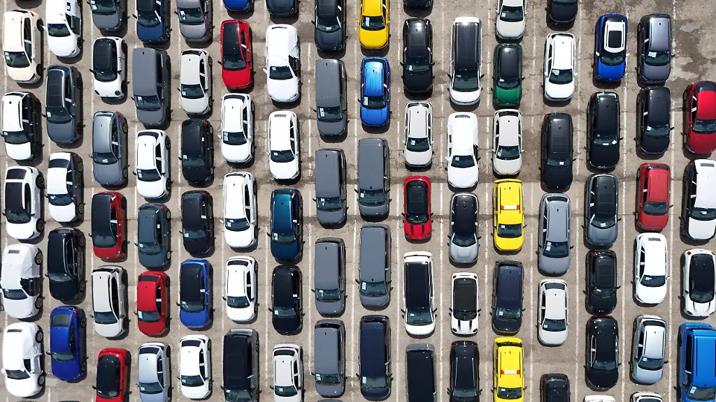 Autos-Gebrauchtwagen-gebrauchte-Autos-Autokauf-kaufen-Autohaus-Autos-Angebot-PKW-Junge-Gebrauchte-Auto-Werknahes-Aussenlager-zum-Beispiel-fuer-Haendlerpool-Fahrzeuge