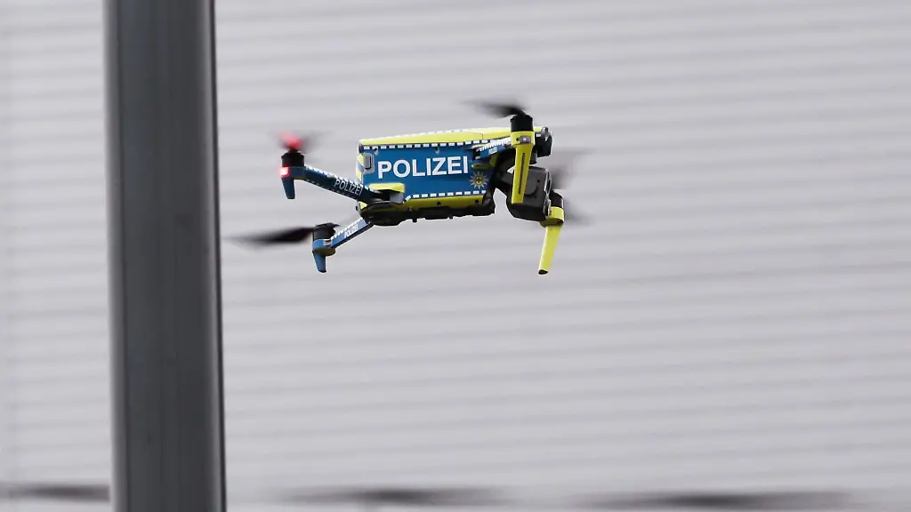 Mit-einer-Polizeidrohne-suchten-die-Beamten-nach-den-Unbekannten