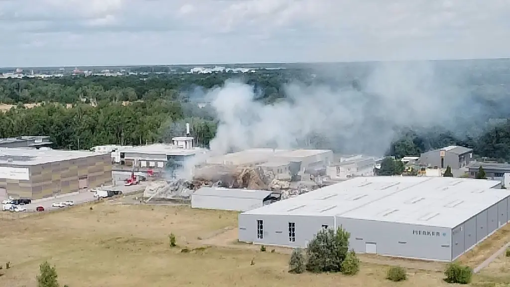 Eine-Industriehalle-ist-bei-einem-Feuer-eingestuerzt