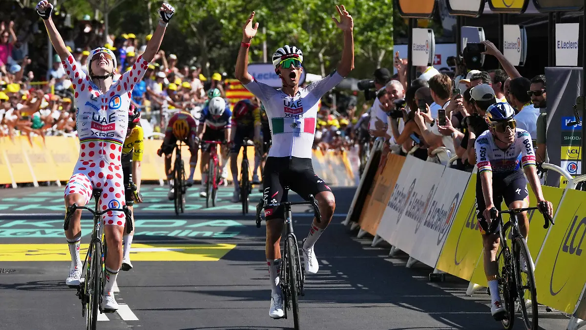Radsport-UCI-WorldTour-Tour-de-France-Tarragona-Barcelona-2-Etappe-Der-Mexikaner-Isaac-Del-Toro-M-jubelt-als-er-die-Ziellinie-ueberquert-und-damit-die-zweite-Etappe-der-Radrundfahrt-Tour-de-France-gewinnt-die-in-Tarragona-startete-und-in-Barcelona-Spanien-endete